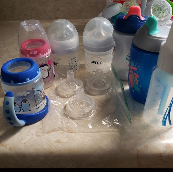 Baby bottles and sippy cup - Picture 1 of 4